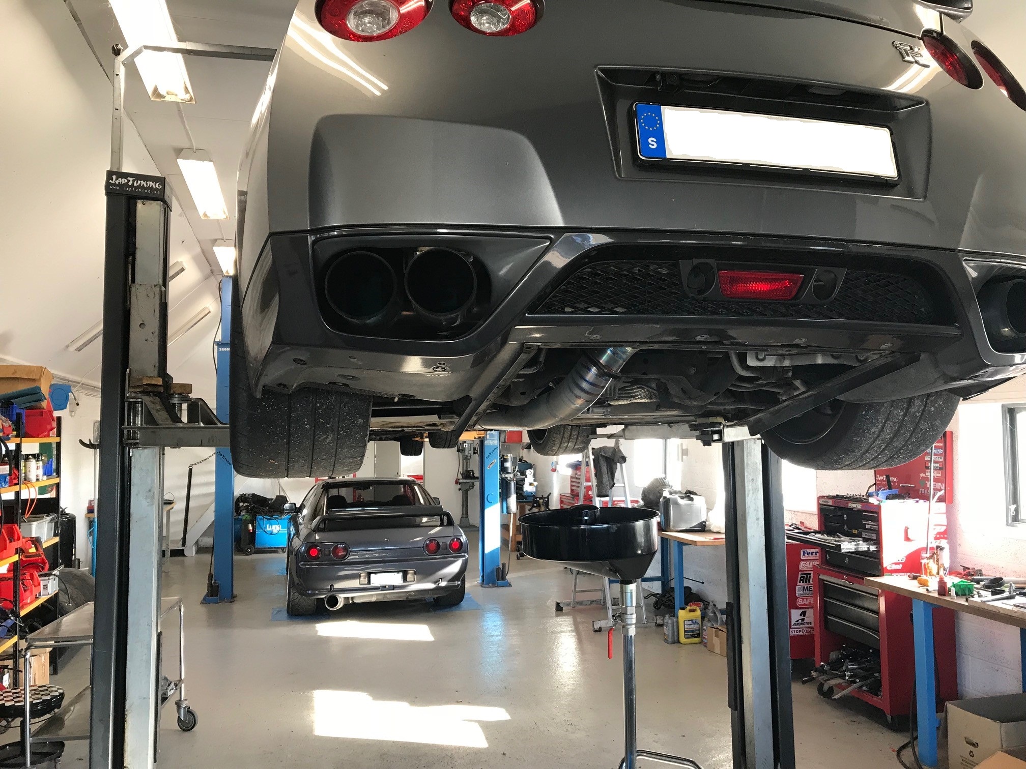 Nissan GT-R på lyften i JapTunings verkstad