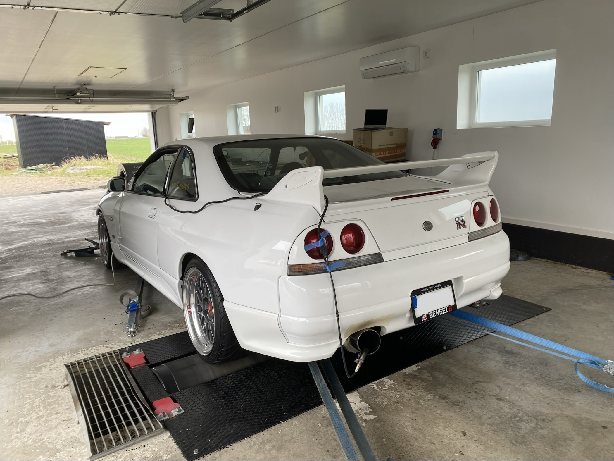 Vit Nissan Skyline GT-R i JapTunings bromsbänk